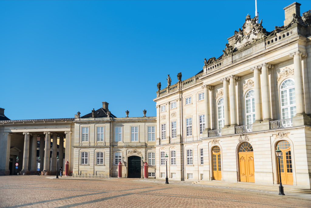 όμορφο Κάστρο Αμάλιενμποργκ πλατεία με ιστορικά κτίρια και στήλες, στην ηλιόλουστη μέρα, Κοπεγχάγη, Δανία - Φωτογραφία, εικόνα