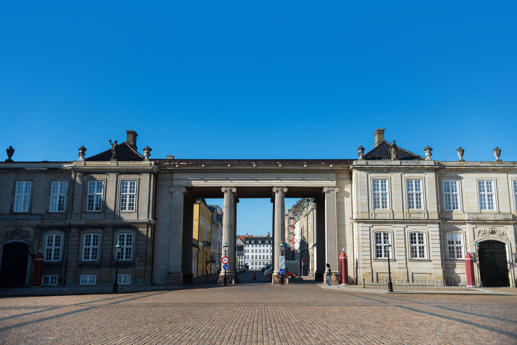 COPENAGEN, DANIMARCA - 6 MAGGIO 2018: Colonne ed edifici storici su piazzale con pavimentazione, copenhagen, denmark
 - Foto, immagini