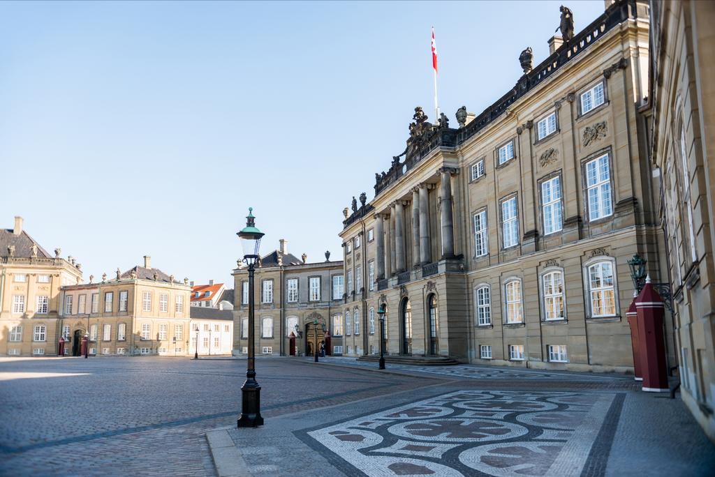prázdné Amalienborg náměstí s historickými budovami, chodníku a pouliční lampy v Kodani, Dánsko - Fotografie, Obrázek