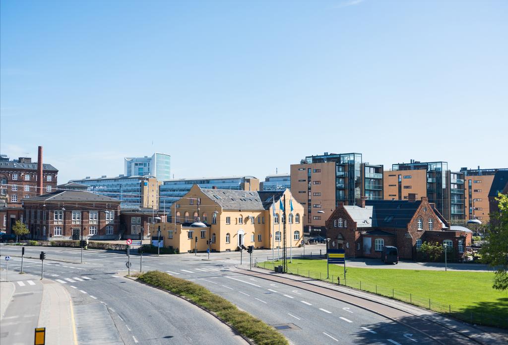 magas szög kilátás üres road, közúti jelzőtáblák és a modern építészet, Koppenhága, Dánia - Fotó, kép