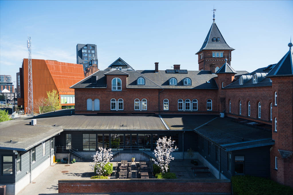 сучасна архітектура і затишний двір з лавками і квітучими деревами, Копенгаген, денмарк
  - Фото, зображення