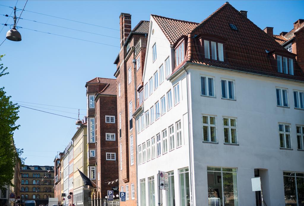 χαμηλή γωνία θέα όμορφα σπίτια και δρόμο στην ηλιόλουστη μέρα στην Κοπεγχάγη, Δανία - Φωτογραφία, εικόνα