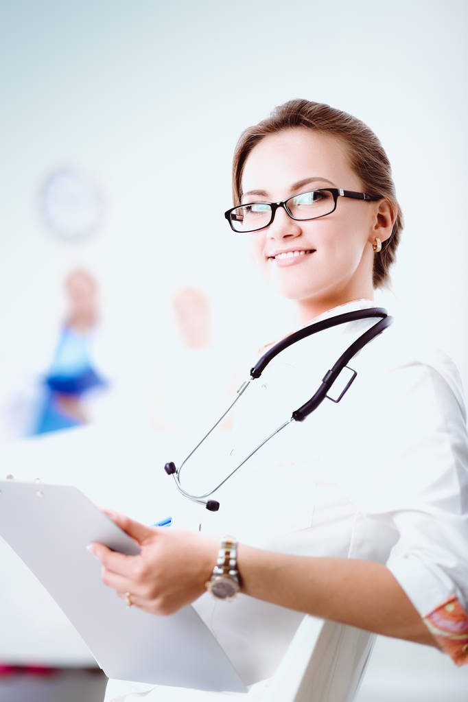 Jeune femme médecin debout à l'hôpital avec stéthoscope médical - Photo, image