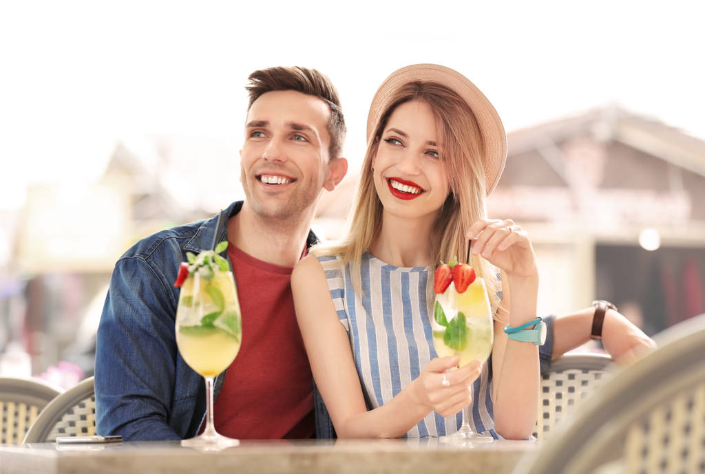Mladý pár s brýlemi chutnou limonádu v kavárně pod širým nebem - Fotografie, Obrázek