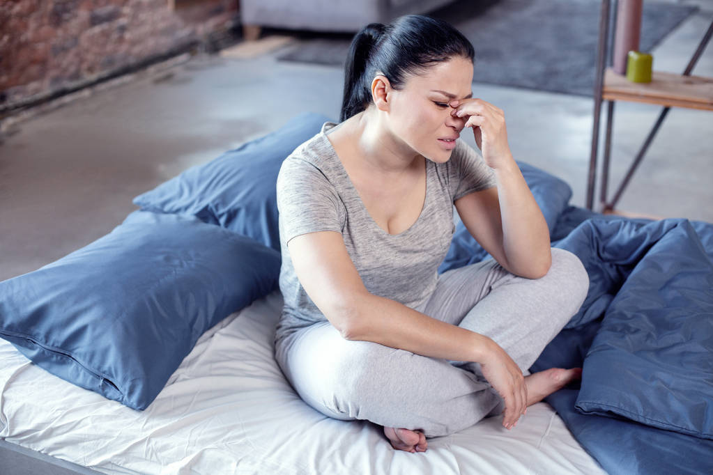 Vychrtlý smutná žena migréna - Fotografie, Obrázek
