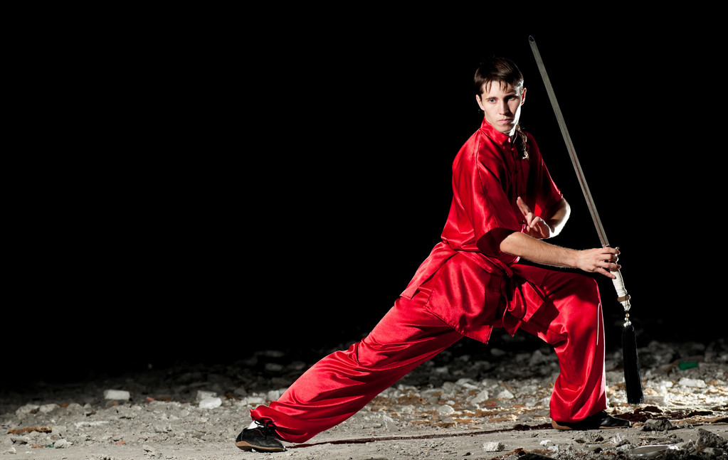 Kırmızı pratik dövüş sanatı wushoo adam - Fotoğraf, Görsel