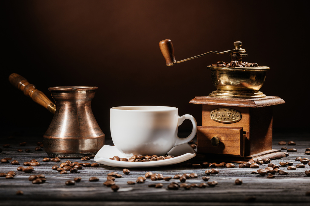 tiro close-up de xícara com cezve e moedor de café na mesa de madeira rústica
 - Foto, Imagem