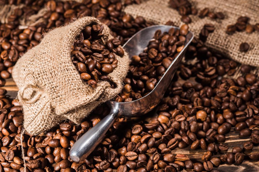 смажені кавові зерна з соломою на вересовій тканині
 - Фото, зображення