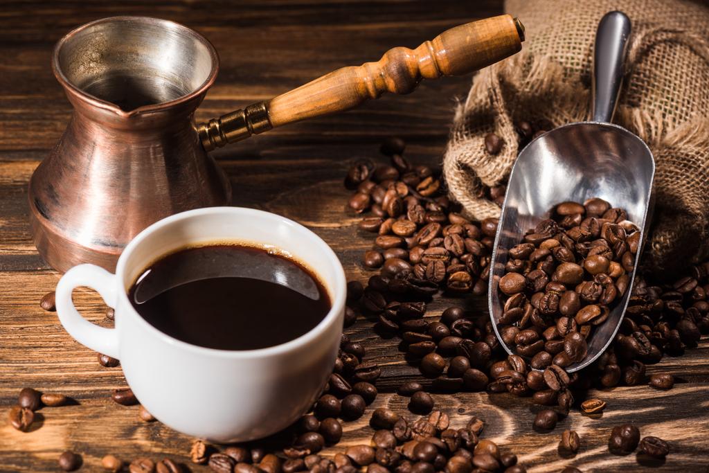 Detailní záběr šálek kávy s pečenými fazolkami a cezve - Fotografie, Obrázek