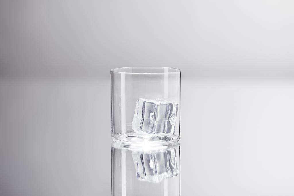 üveg ice cube a fényvisszaverő felület - Fotó, kép