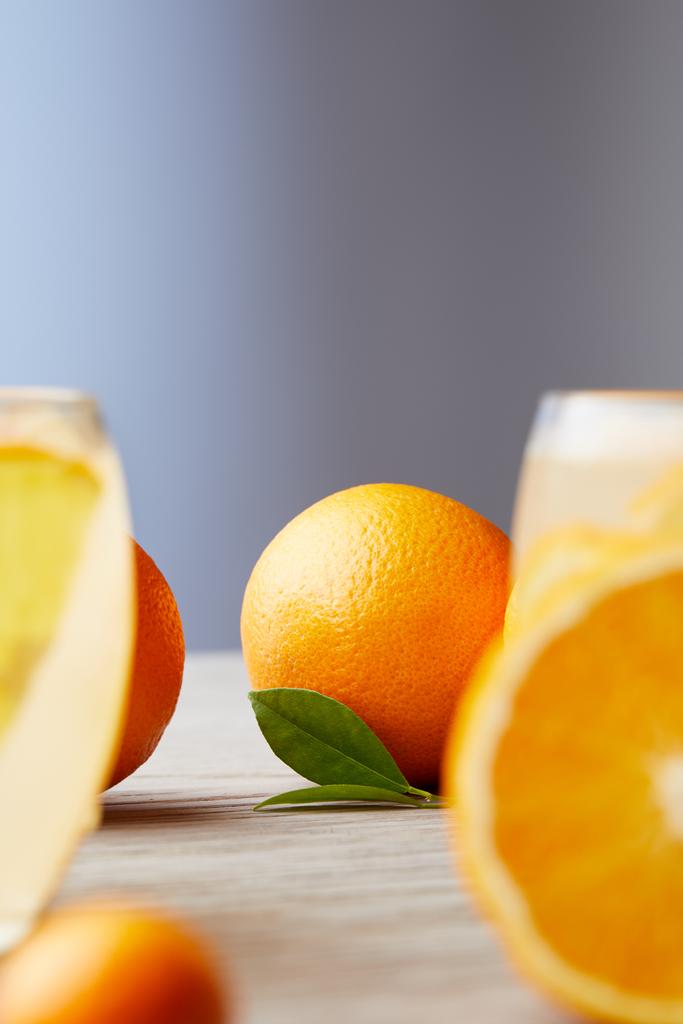 спелые апельсины и стаканы коктейля на деревянной поверхности
 - Фото, изображение