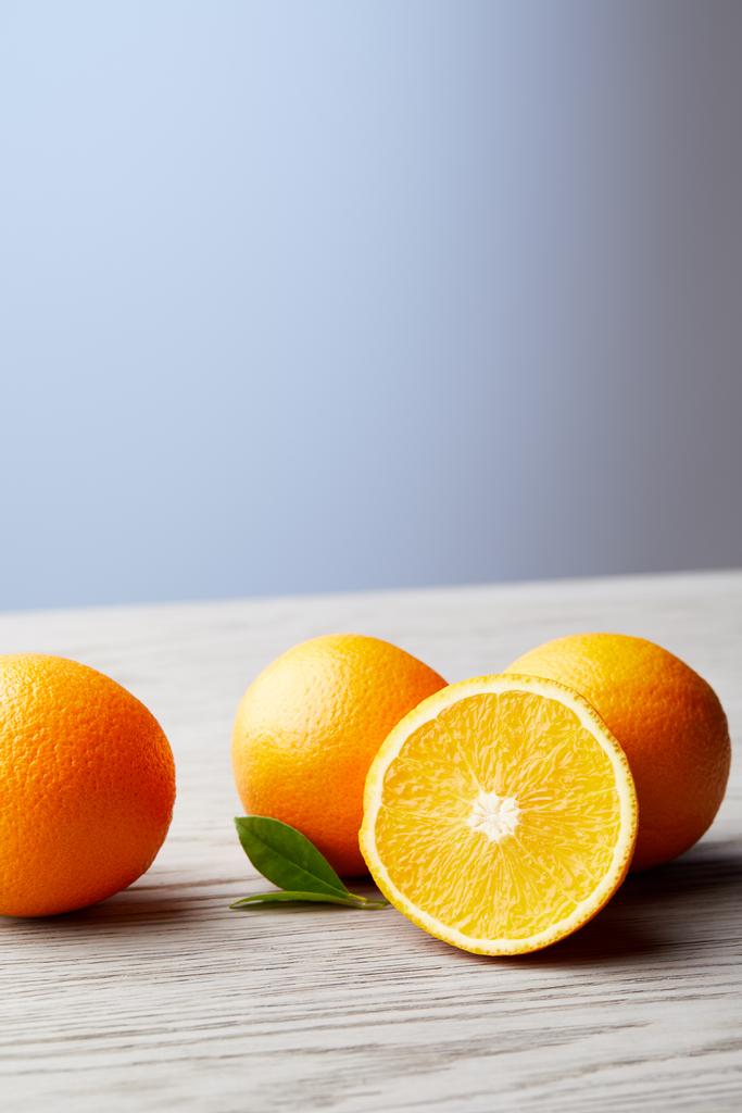 крупным планом куча свежих апельсинов на деревянной поверхности
 - Фото, изображение