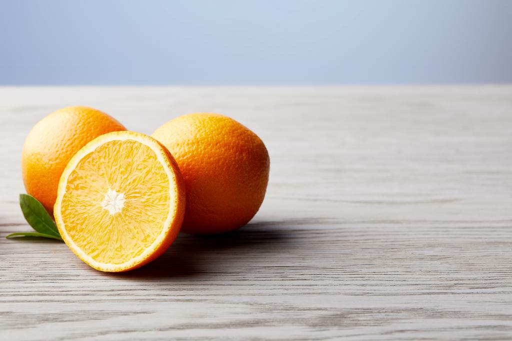 lähikuva joukko kypsiä appelsiineja puupinnalla
 - Valokuva, kuva