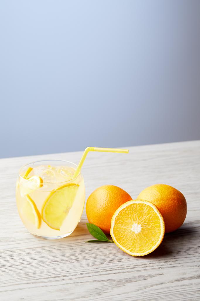 bicchiere di limonata fresca con arance sul tavolo di legno
 - Foto, immagini