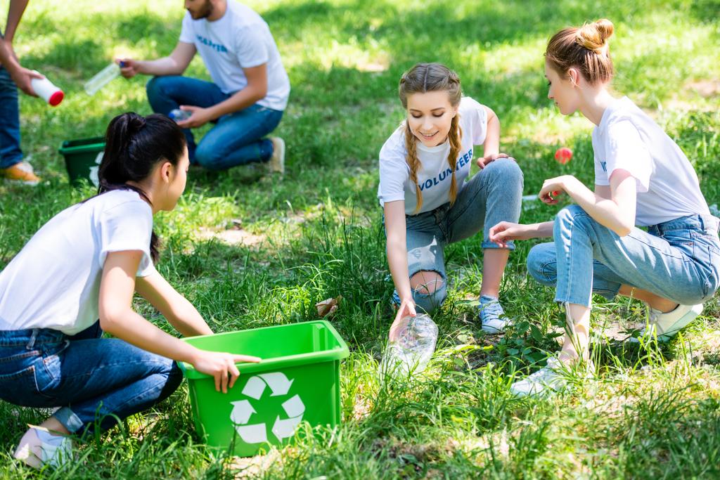 jeunes bénévoles nettoyer le parc avec des boîtes de recyclage
 - Photo, image