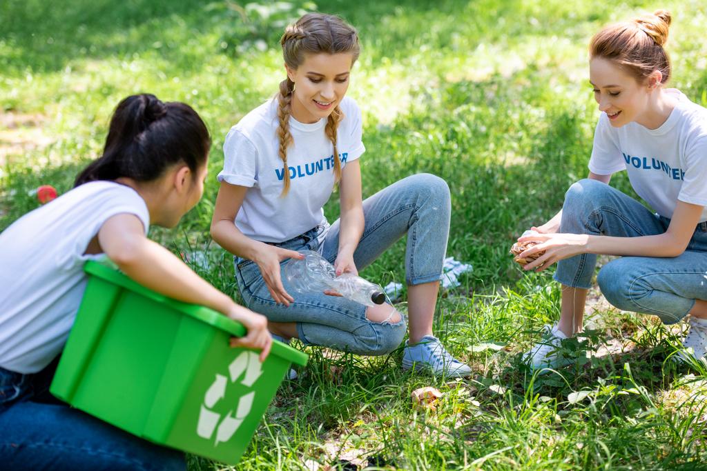 ochotniczek z recyklingu opakowania czyszczenia zielony trawnik - Zdjęcie, obraz