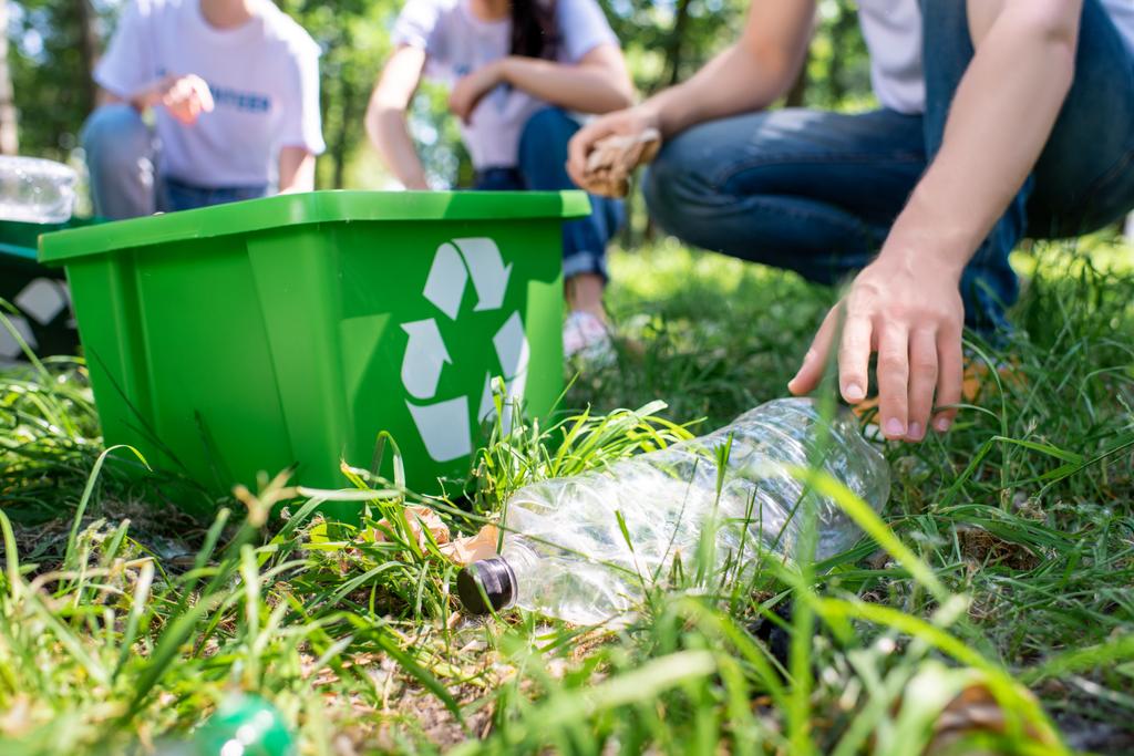 обрізаний вид добровольців з переробкою коробки очищення газону разом
 - Фото, зображення