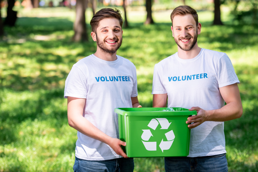 jeunes volontaires masculins avec boîte de recyclage verte
 - Photo, image