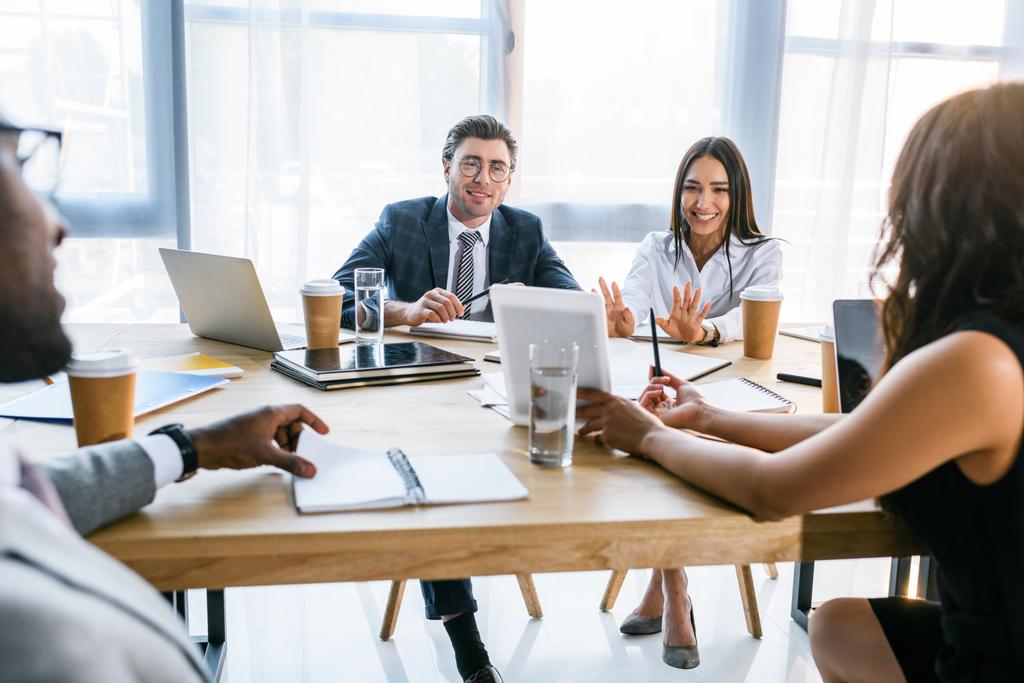 вибірковий фокус групи багатоетнічних бізнес-колег обговорення стратегії під час ділової зустрічі в офісі
 - Фото, зображення