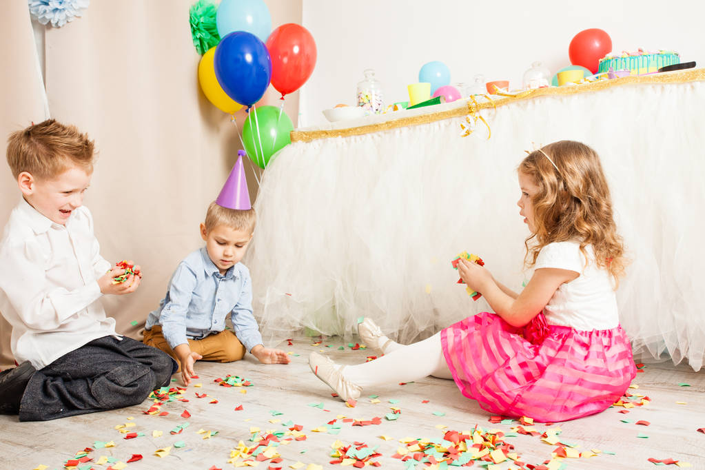 Celebración de fiesta de cumpleaños con confeti
 - Foto, Imagen