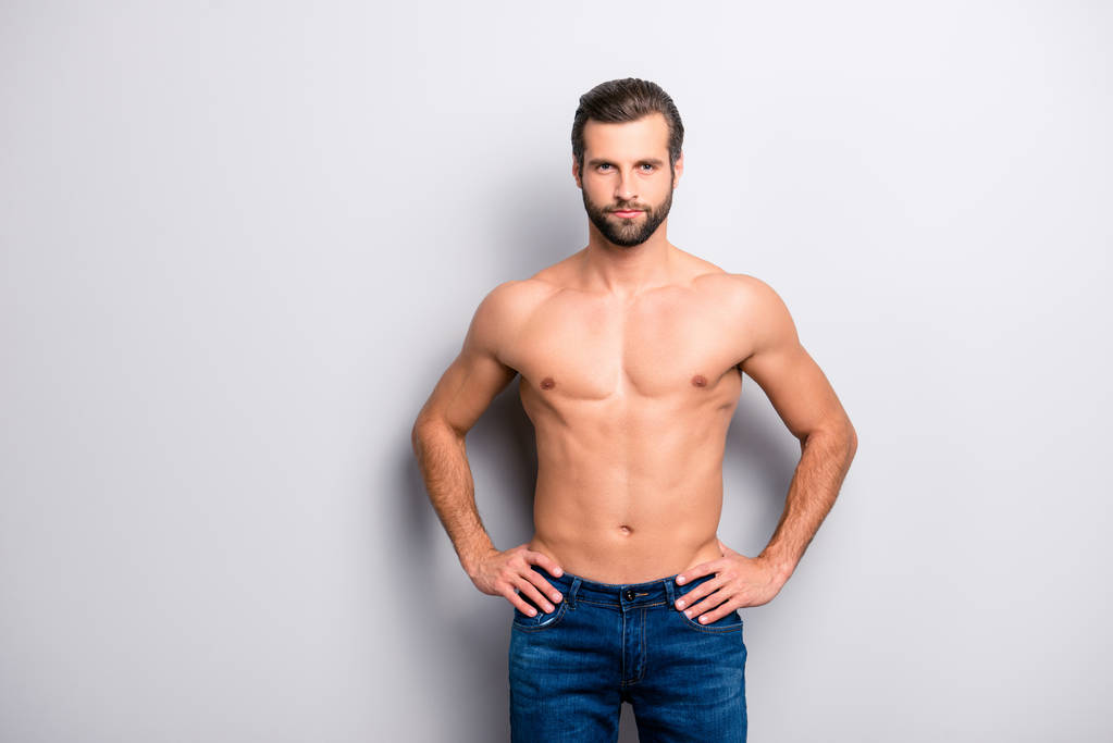 Portrét sportovní hezký mužský mužný, atraktivní hrdá koncentrované přesvědčen, svalnatá s nahá nahé torzo muže udržet, drželi se za ruce na boky izolovaný na šedém pozadí - Fotografie, Obrázek