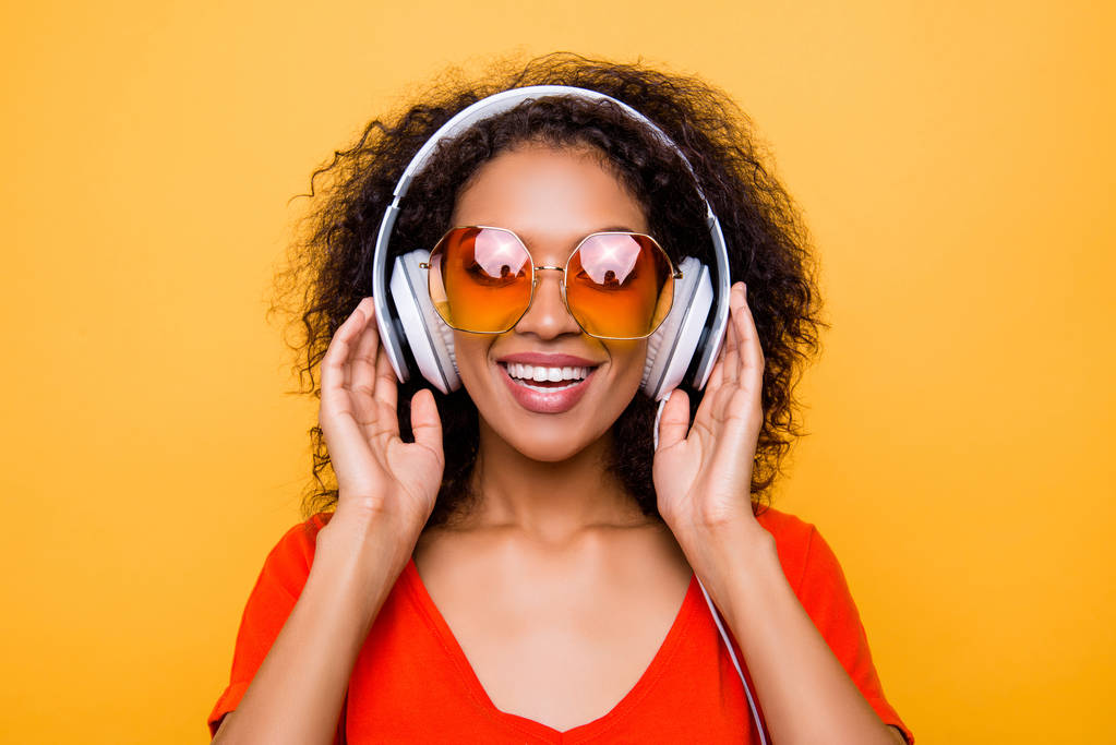 Head shot muotokuva iloinen positiivinen tyttö kesällä lasit kuulokkeet päähän kuuntelu suosikki pop musiikkia eristetty keltaisella pohjalla
 - Valokuva, kuva