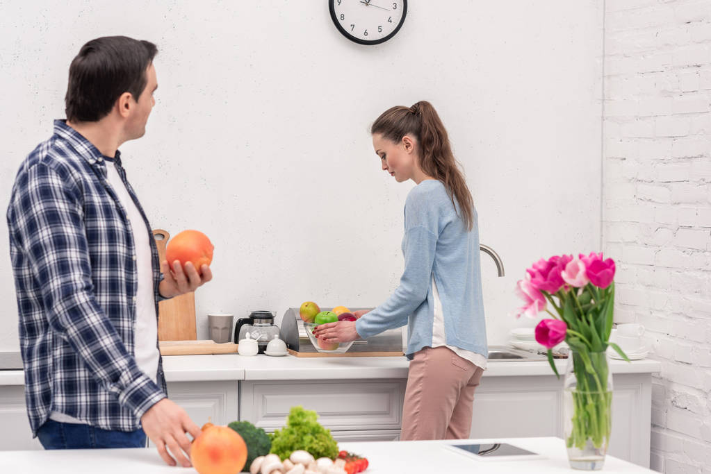 hermosa pareja adulta pasar tiempo juntos en la cocina
 - Foto, Imagen