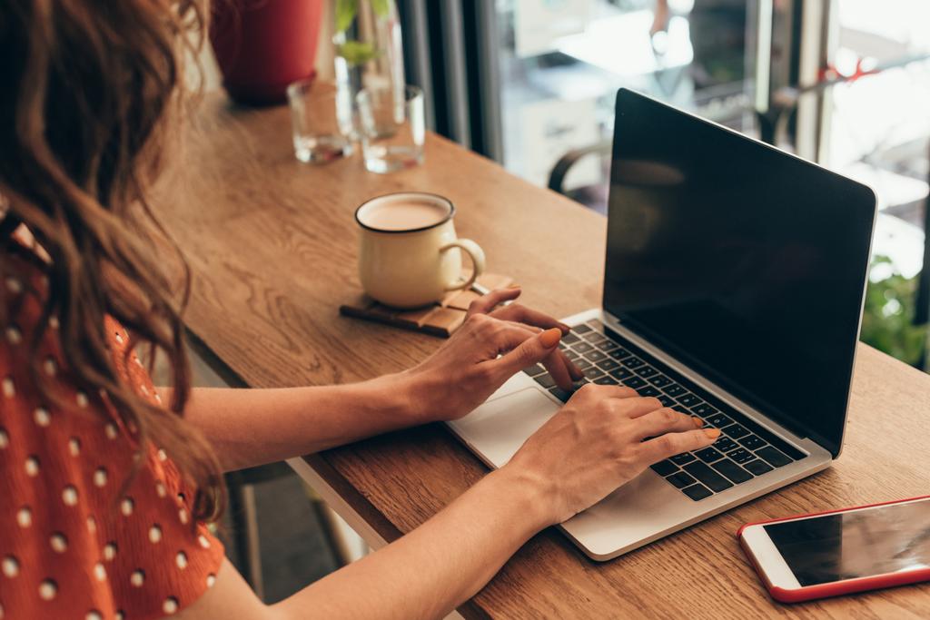 vágott szemcsésedik-ból blogger dolgozik a laptop a kávézóban - Fotó, kép