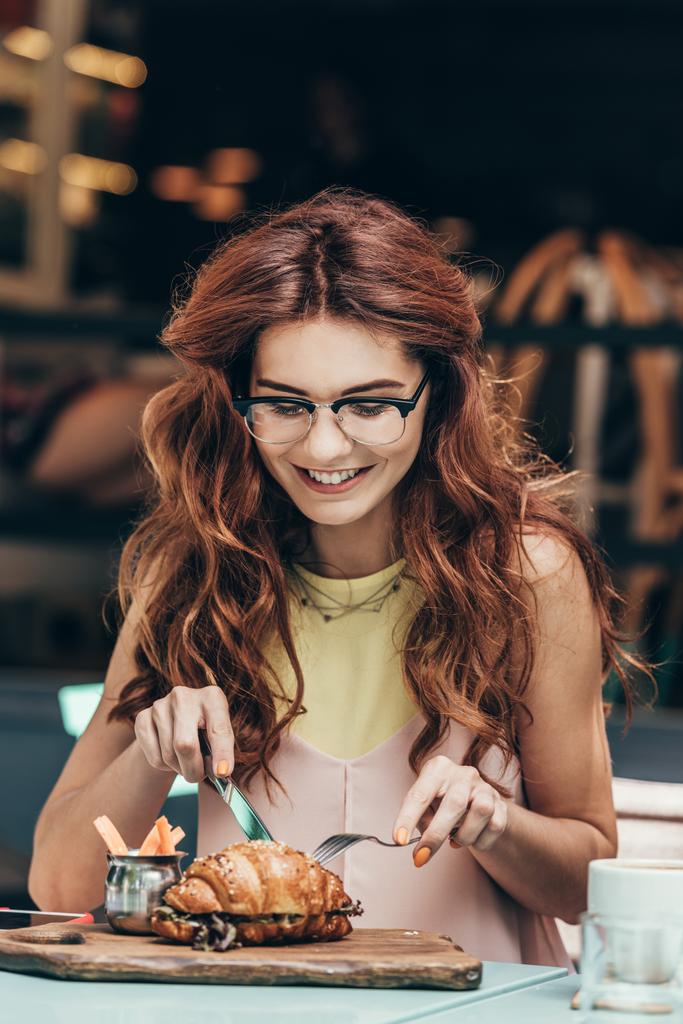 portrét usmívající se žena v brýlích snídani v kavárně - Fotografie, Obrázek