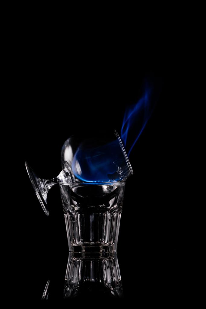 黒の背景上にガラスに燃焼アルコール サンブカのクローズ アップ表示 - 写真・画像
