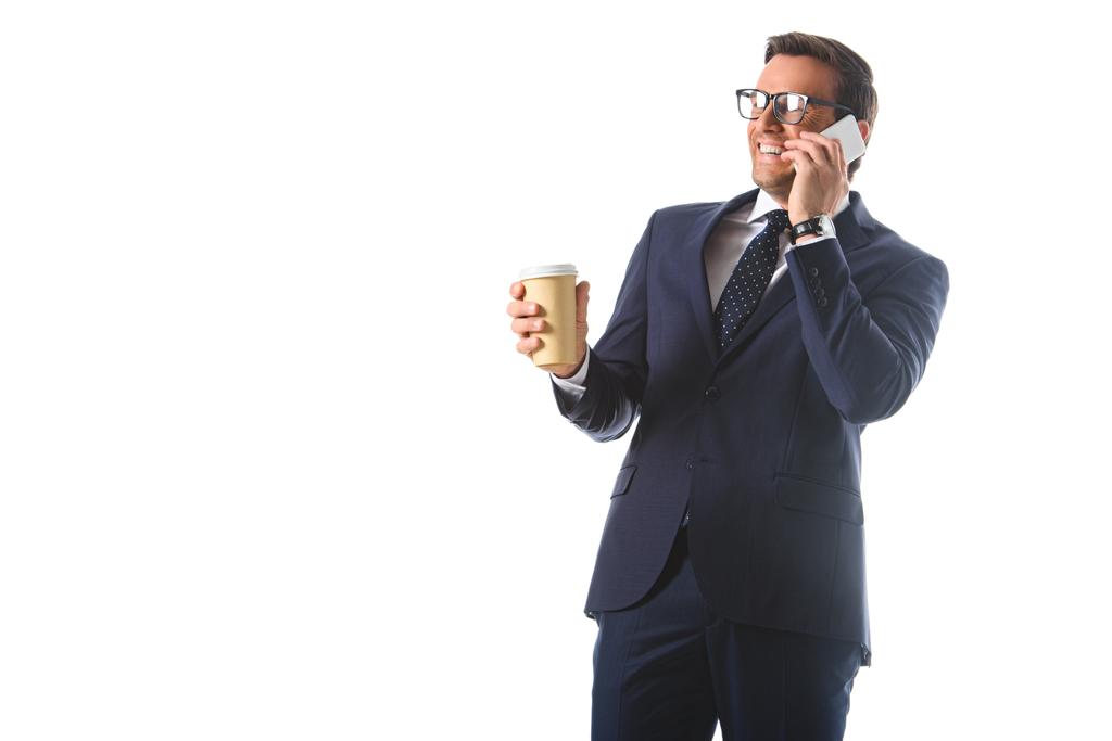 スマート フォンで話して、白い背景で隔離のコーヒーの紙コップを持って眼鏡でビジネスマンを笑ってください。  - 写真・画像