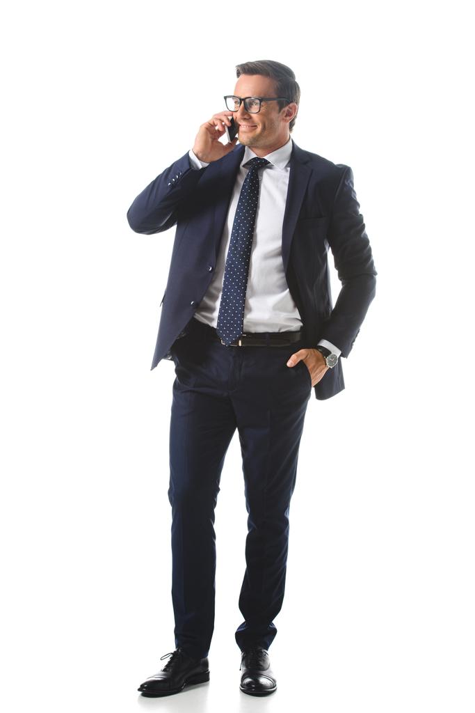улыбающийся бизнесмен в очках разговаривает на смартфоне изолирован на белом фоне
  - Фото, изображение