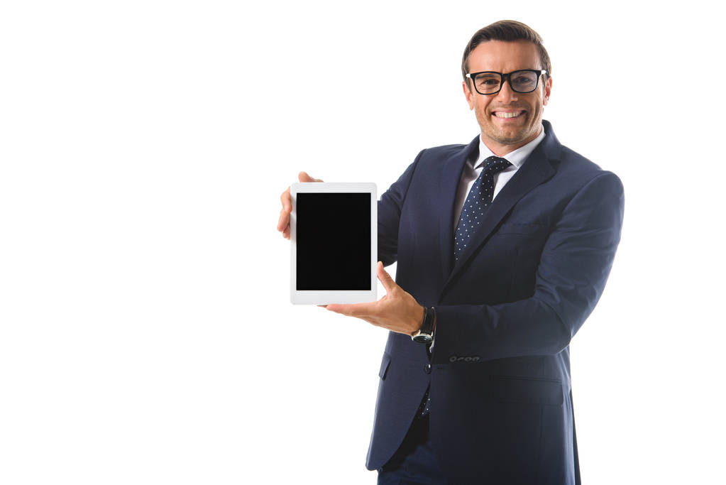 усміхнений бізнесмен в окулярах тримає цифровий планшет з порожнім екраном ізольовано на білому тлі
  - Фото, зображення