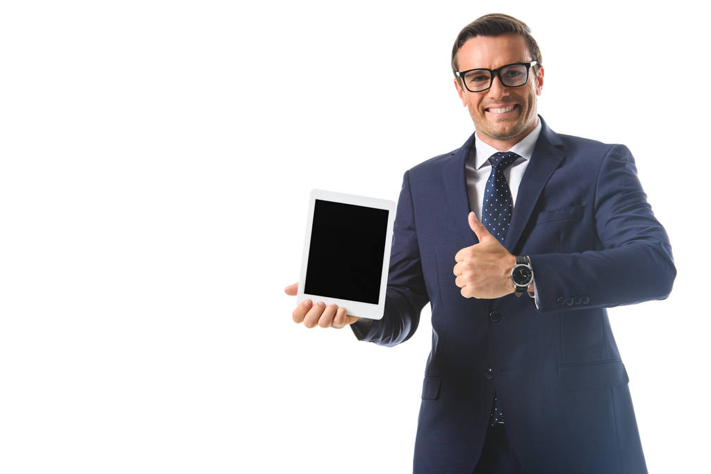 空白の画面とデジタル タブレットを保持していると白い背景で隔離のジェスチャーを親指を行う眼鏡の幸せなビジネスマン  - 写真・画像