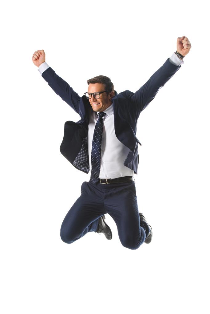 homme d'affaires excité dans les lunettes sautant avec les bras levés large isolé sur fond blanc
  - Photo, image