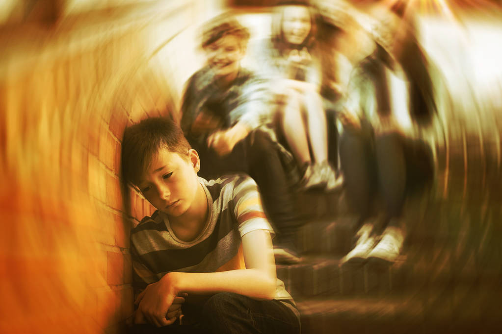 Шкільні друзі знущаються з сумного хлопчика в шкільному коридорі в школі
 - Фото, зображення