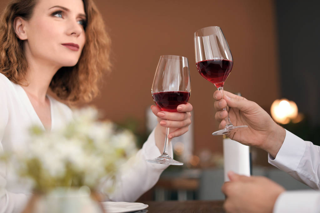 Restoranda lezzetli şarap gözlüklü genç çift - Fotoğraf, Görsel