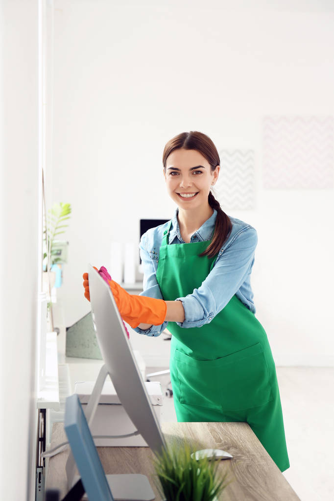 Fiatal nő iroda takarítás kesztyű és kötény - Fotó, kép