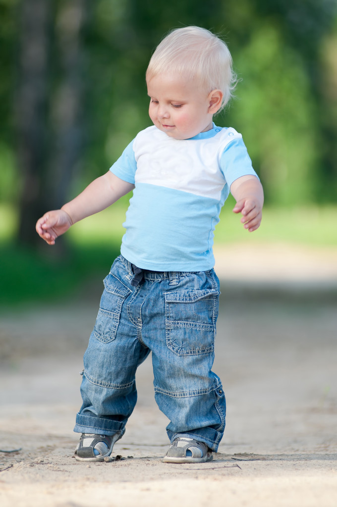 Счастливый маленький мальчик в зеленом парке
 - Фото, изображение