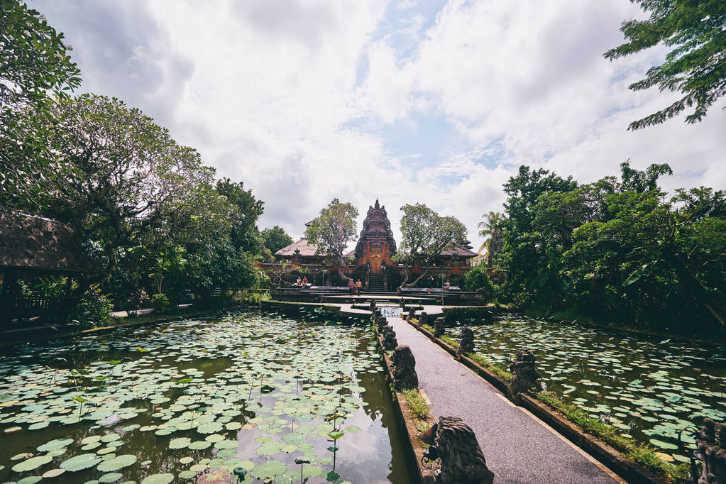 Malebný pohled na chrám Pura Taman Saraswati. Ubud. Bali. Indonésie. - Fotografie, Obrázek