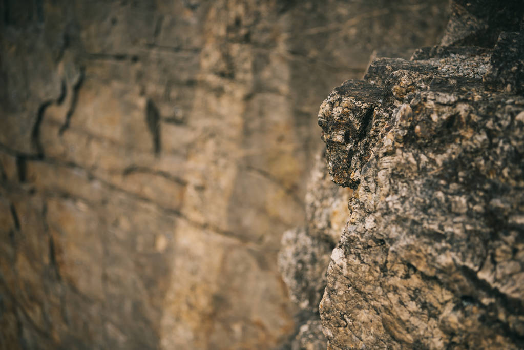 enfoque selectivo de la superficie del acantilado rocoso sobre fondo borroso
 - Foto, Imagen