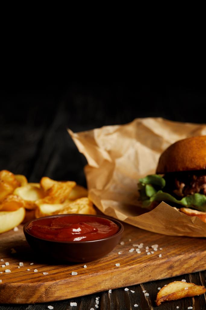 ジャンク フードのハンバーガーとフライド ポテトのセット - 写真・画像