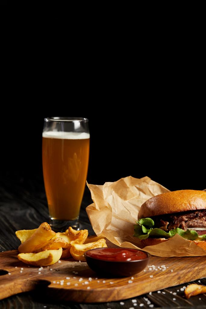Hamburger ve patates ile lokanta diner cazip bira ile hizmet - Fotoğraf, Görsel