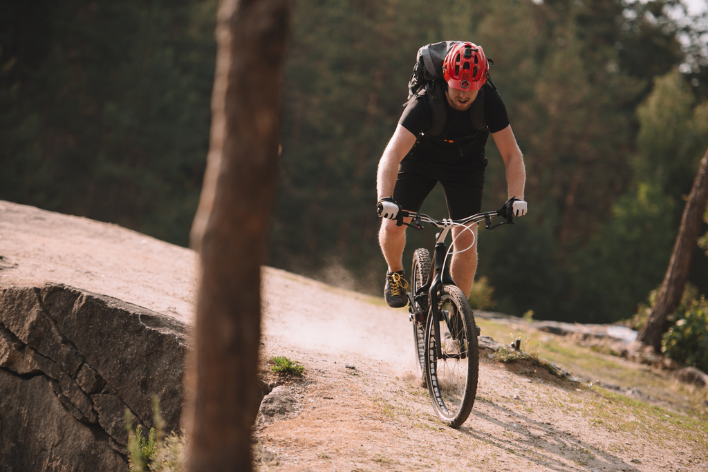 Trial-Biker fährt auf Felswand im Freien - Foto, Bild
