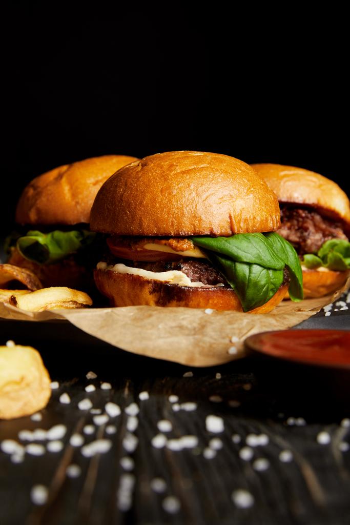 Vue rapprochée des hamburgers avec sel sur table en bois
 - Photo, image