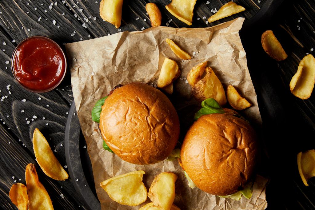 Vue de dessus de restaurant fast food tentant avec des hamburgers et des pommes de terre
 - Photo, image