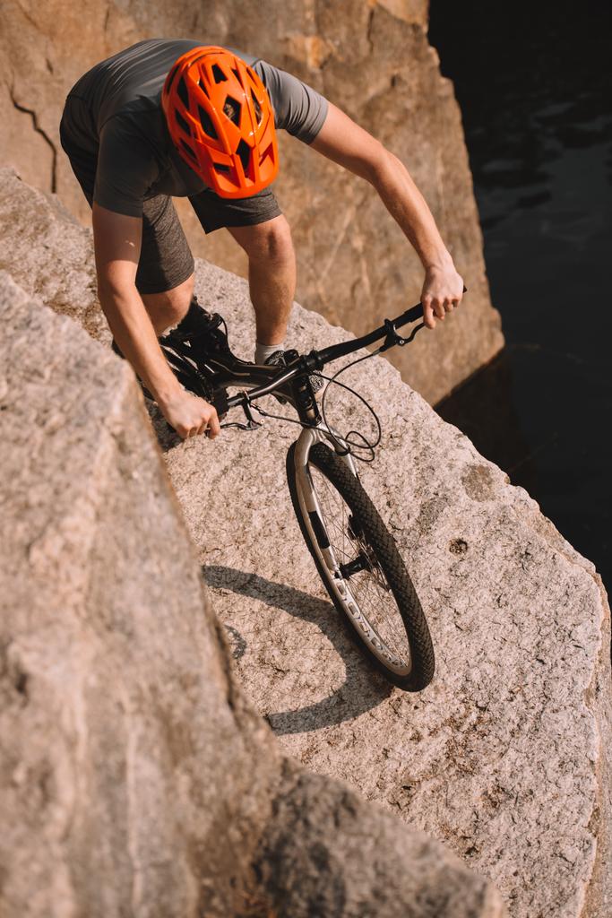 vysoký úhel pohledu zkušební motorkář na skalách venku - Fotografie, Obrázek