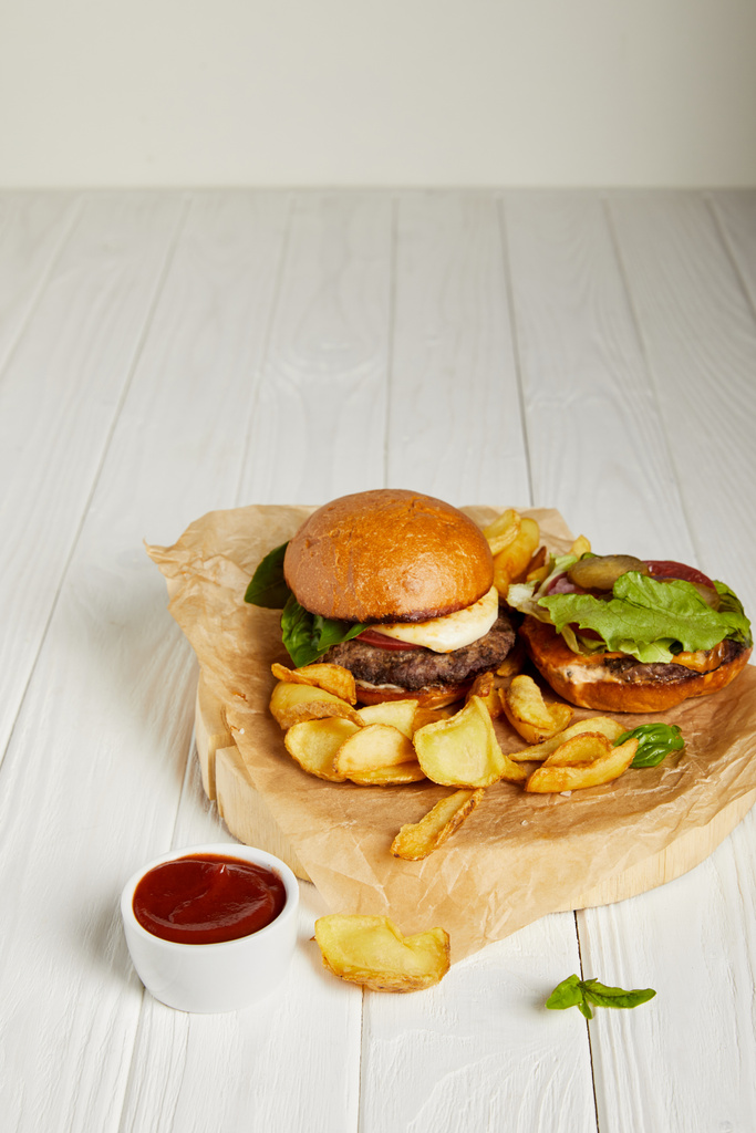 Свіжі варені гамбургери та картопля фрі, подані з соусом
 - Фото, зображення