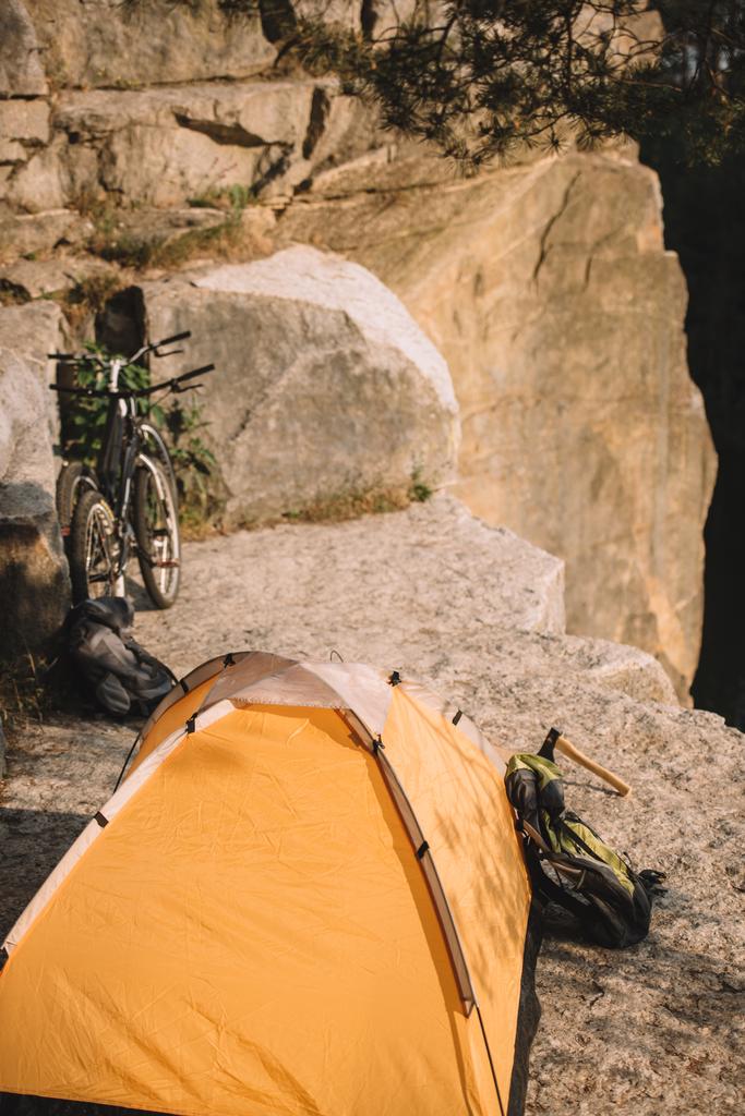tente de camping avec vélos d'essai et sac à dos sur falaise rocheuse
 - Photo, image