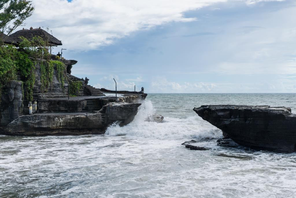 タナロット寺院と海と曇り空、バリ、インドネシアの風光明媚なビュー - 写真・画像